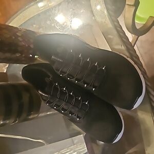 Sketchers gym shoes 9.5 new